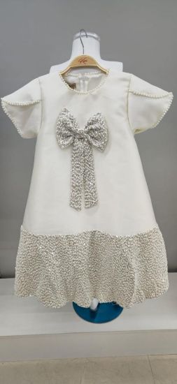 صورة فستان سهرة بيج بفينكة كبيرة على الصدر لؤلؤ على الاكتاف والعنق